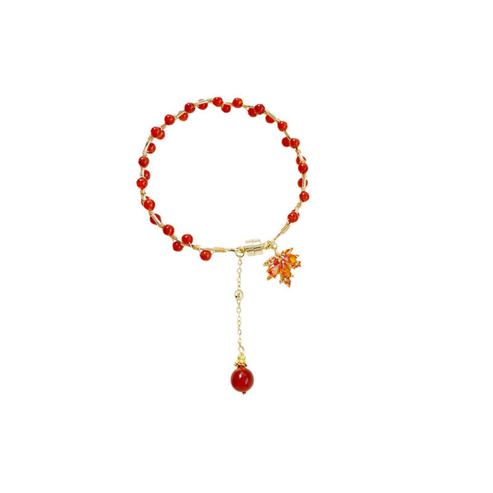 Rotes Armband mit Ahornblatt Charm und Glückstein Anhänger.