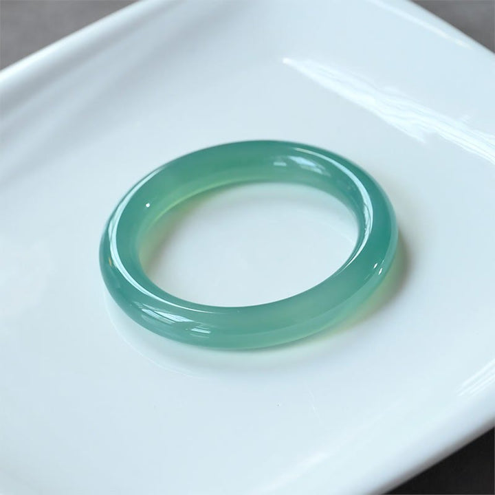 Grünes Chalcedon Armband Armreif auf weißem Hintergrund Stärke