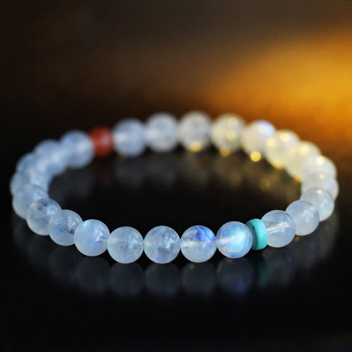 Mondstein Armband mit zartem Glanz und türkiser Perle elegant getragen