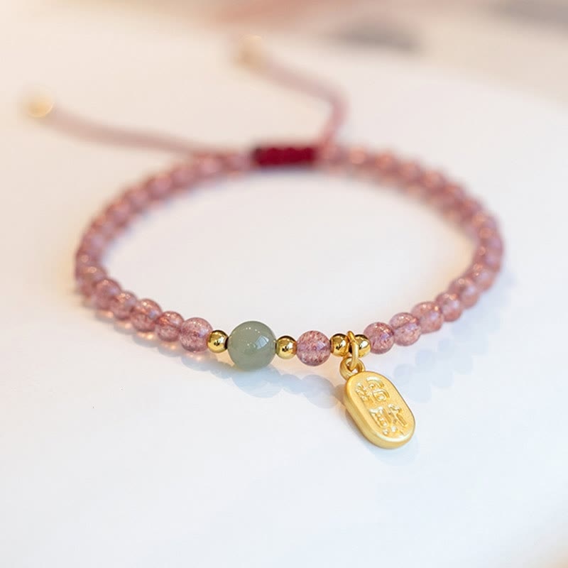 Armband Erdbeerquarz Granat Fu-Zeichen am Handgelenk getragen elegant