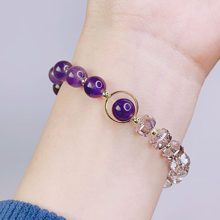 Amethyst Kristall Armband mit Kleeblatt Charm am Handgelenk getragen