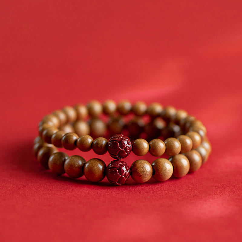 Armband Zinnober Lotus – Glück & Wohlstand, Holzperlen elastisch rotes Hintergrund.