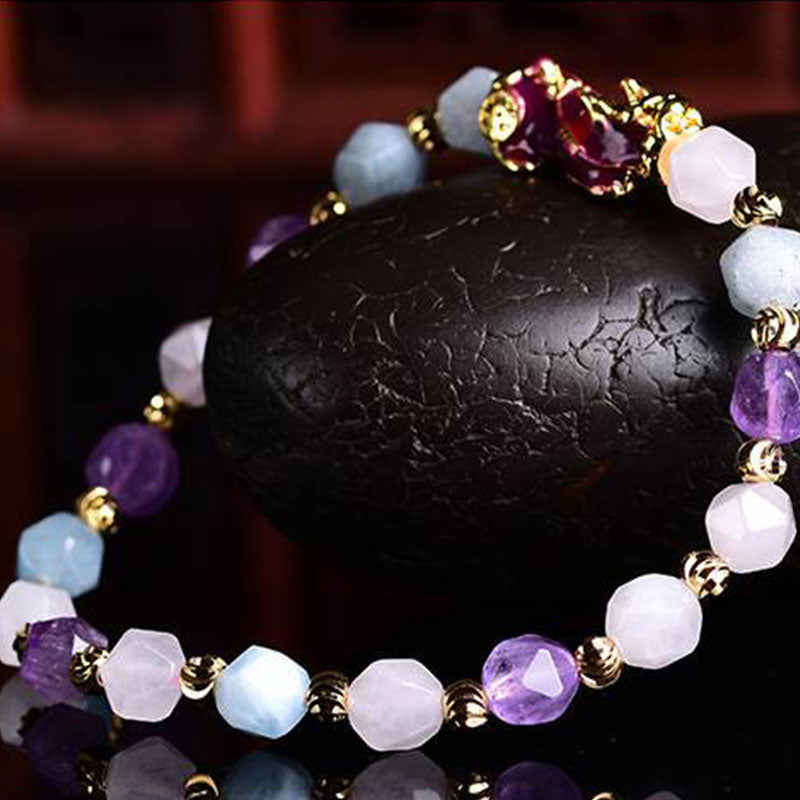 Armband Amethyst Pixiu mit Glückssteinen elegant getragen Natursteine