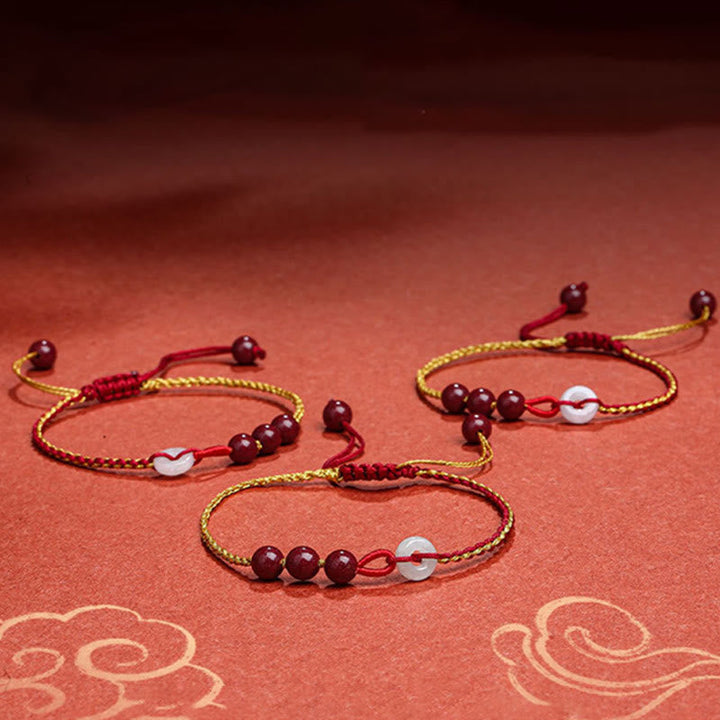 Armband Zinnober Jade – Frieden & Segen rote Perlen Goldkordel Flachgrund