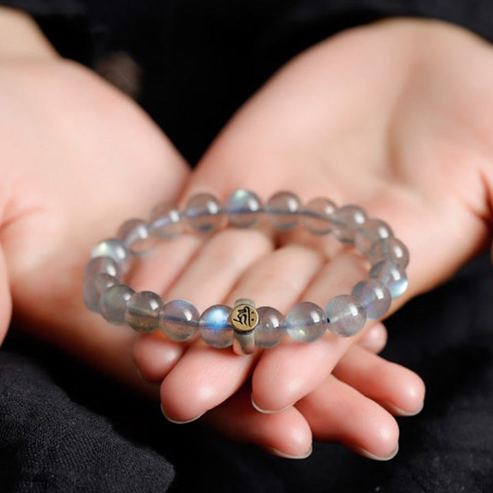 Mondstein Armband mit chinesischem Tierkreis Symbol elastisch getragen