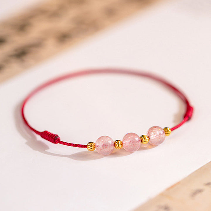 Armband Erdbeerquarz Glück Lebensfreude rosa Perlen rotes Band Flatlay