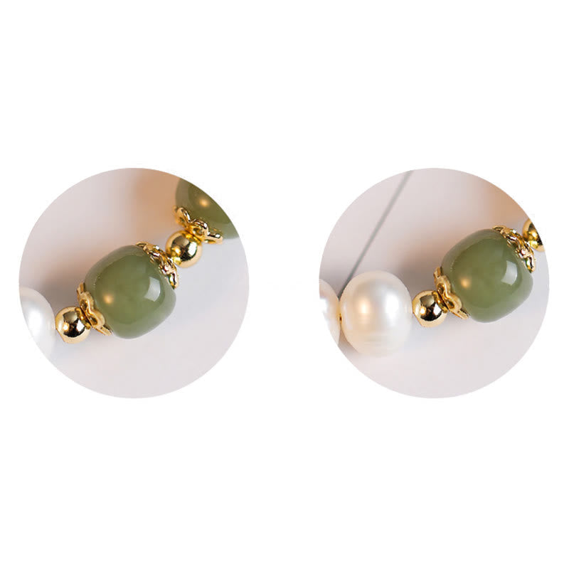 Armband mit grüner Jade und Perle goldene Akzente elegant.