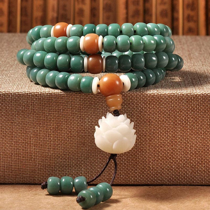 Grünes Bodhi Lotus Armband mit braunen Perlen und Anhänger elegant.