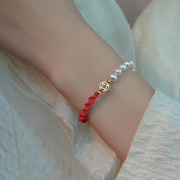 Armband Perle – Schutz & Glück rote Schnur silberne Perlen elegant
