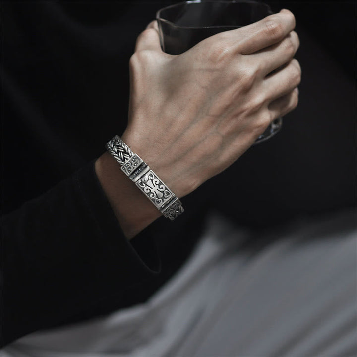 Silbernes Armband – Heilung Harmonie mit Ornamenten am Handgelenk