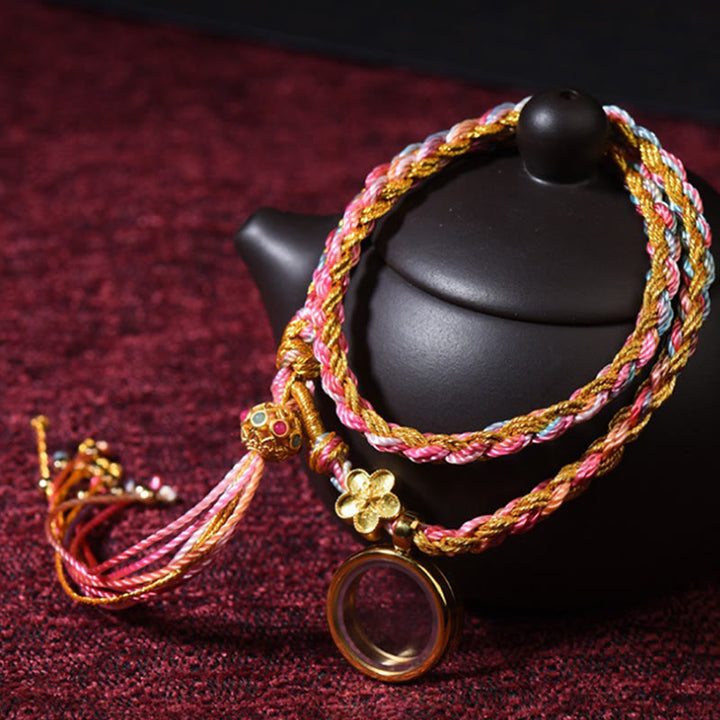 Tibetisches Armband mit buntem Seil und goldenen Verzierungen Glück.