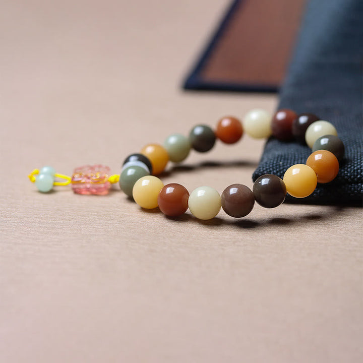Bodhi Armband mit bunten Natursteinen Perlen elastisch getragen.