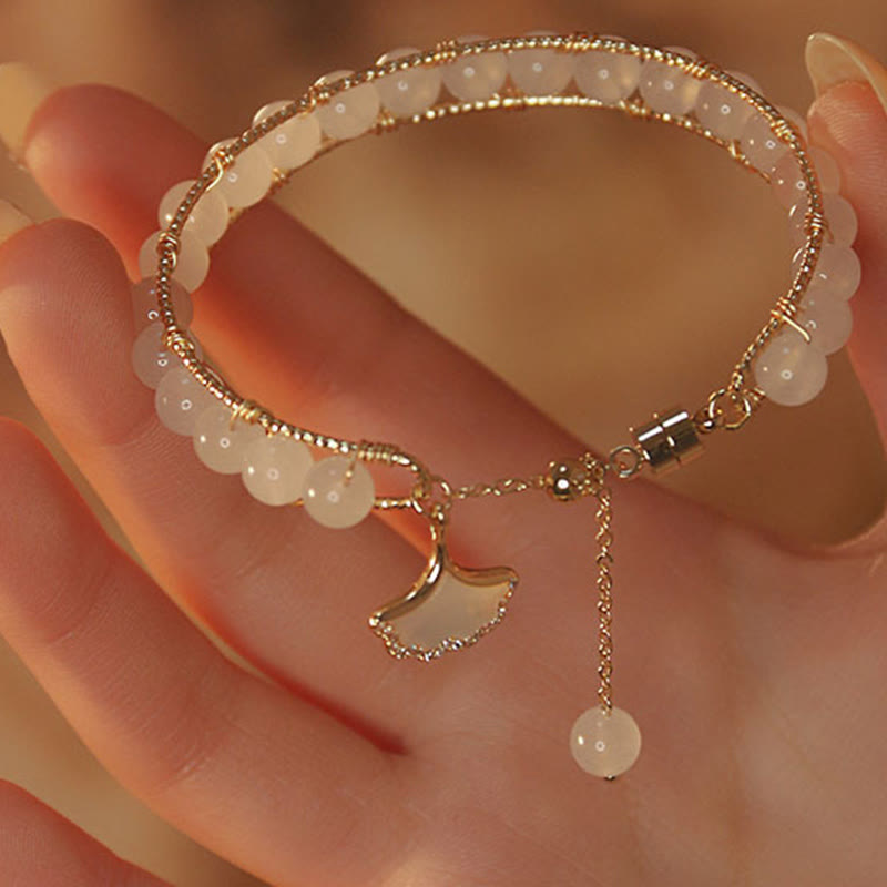 Jade Ginkgo Blatt Armband Glück elegant am Handgelenk getragen golden