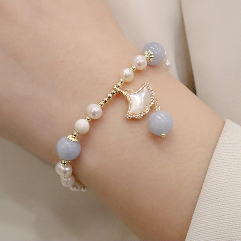 Armband Aquamarin Perle Schmetterling Heilung elegant am Handgelenk getragen