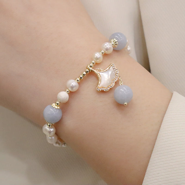 Armband Aquamarin Perle Schmetterling Heilung elegant am Handgelenk getragen