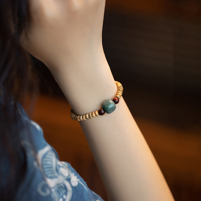 Armband Sandelholz Bodhi mit Jade Stein elastisch getragen
