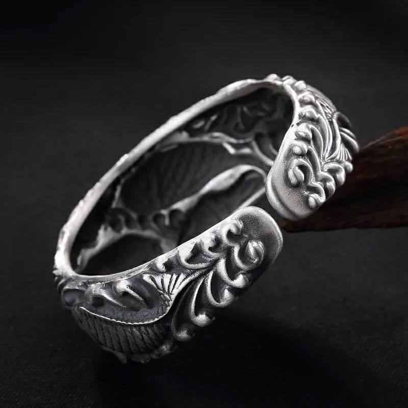 Silbernes Armband mit Gesichter-Motiv elegant am Handgelenk getragen.
