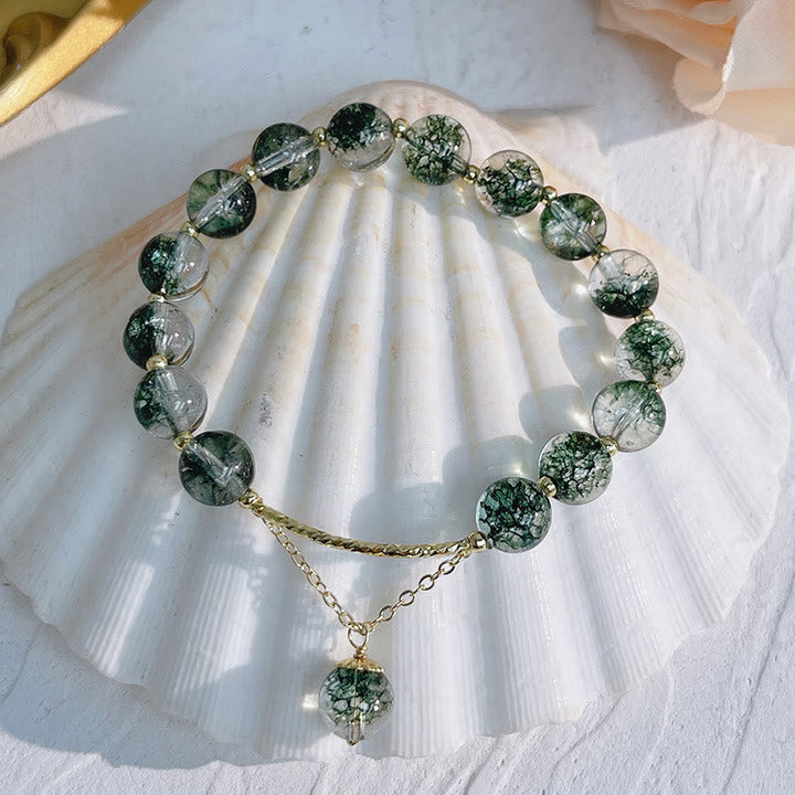 Armband Grün Phantom Kristall Selbstvertrauen auf Muschel Flat Lay Ansicht