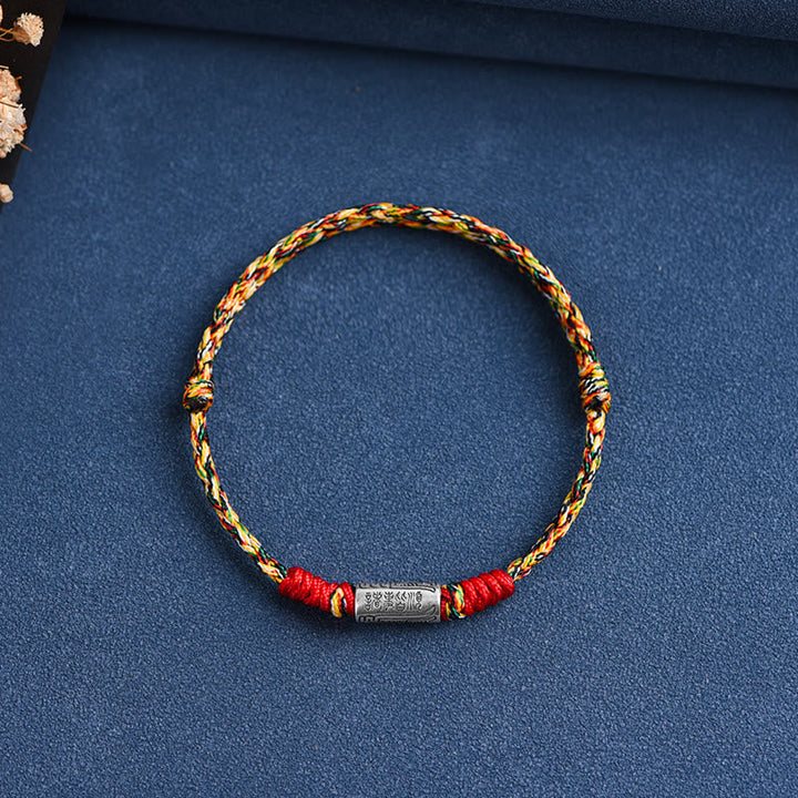 Geflochtenes Armband mit roten Fäden und Silber-Verschluss Flat Lay Ansicht