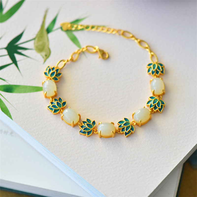 Armband Weiße Jade Cyan Jade Lotus goldfarben elegant auf Papier.