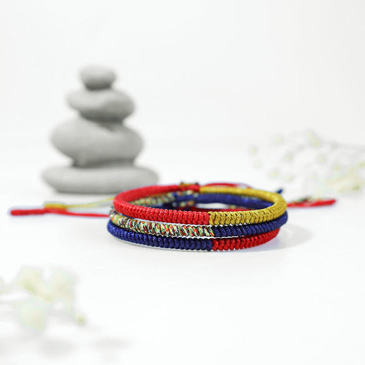 Tibetisches buntes geflochtenes Armband mit Knoten Schutzdesign.