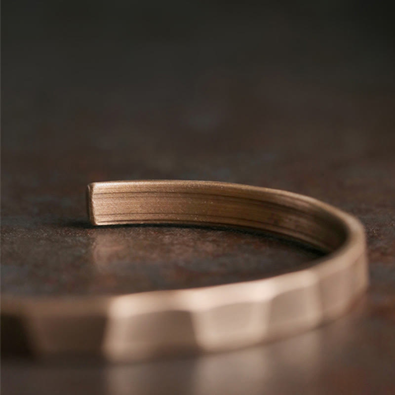Kupfer Armband mit strukturierter Oberfläche auf dunklem Hintergrund elegantes Design
