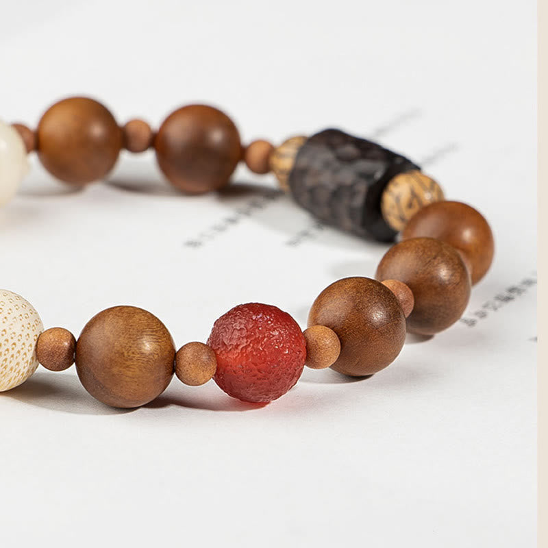 Bodhi Armband mit braunen Holzperlen und rotem Achat Stein