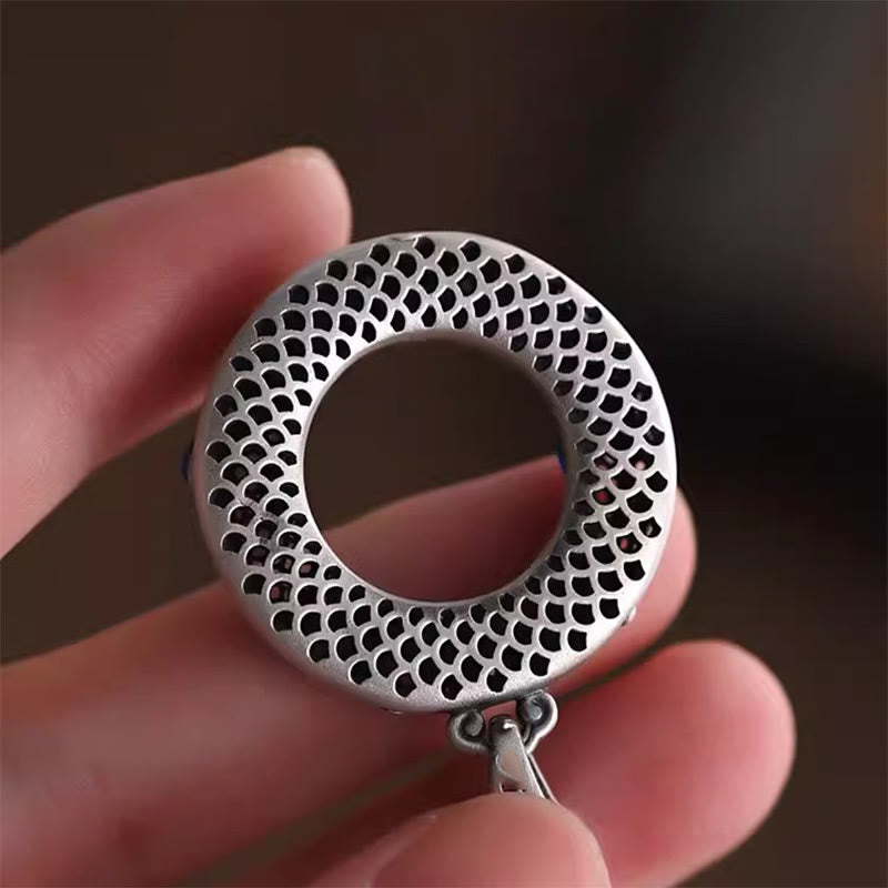 Silberner Kettenanhänger mit Mesh-Muster rund handgehalten Schmuck