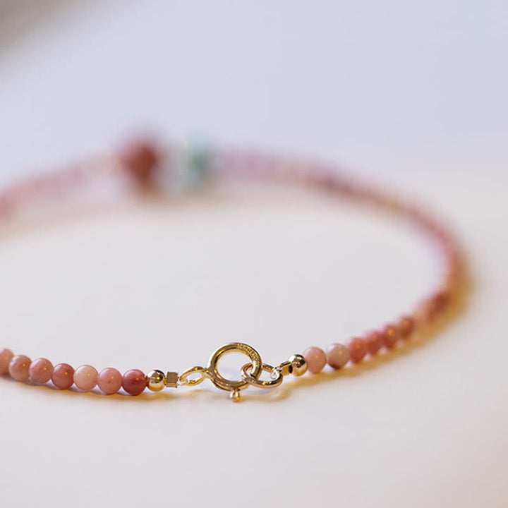 Rosenquarz Armband – Energie mit goldenem Verschluss am Handgelenk