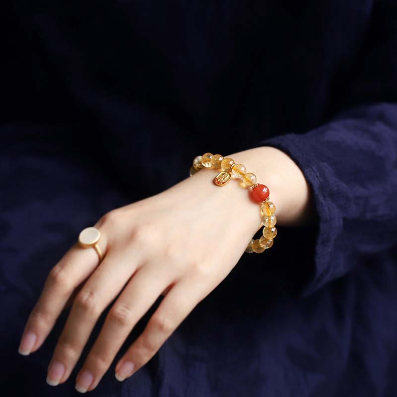 Armband Roter Achat Citrin am Handgelenk getragen Glück Naturstein
