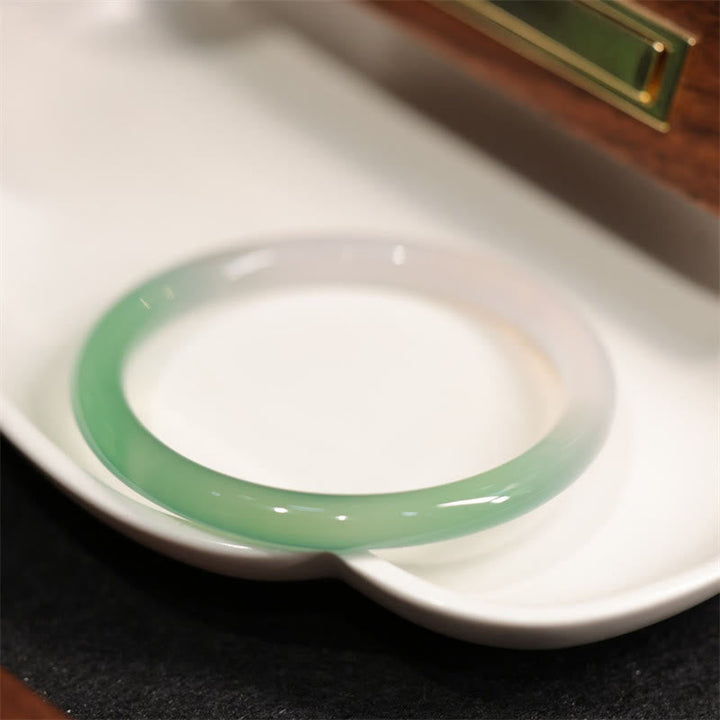 Armband Weiß Grün Chalcedony Agate auf weißem Porzellan elegant.