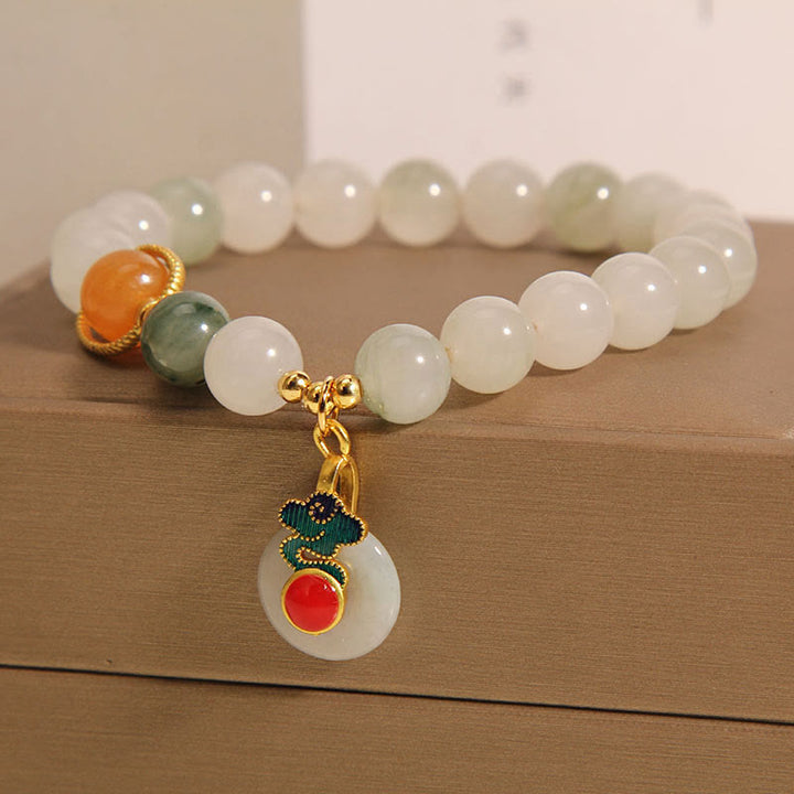 Armband mit weißem Mondstein, rotem Achat und grünem Stein elegant.