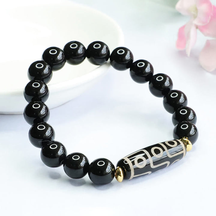 Armband Schwarzer Onyx mit Zylinder-Anhänger elegant getragen