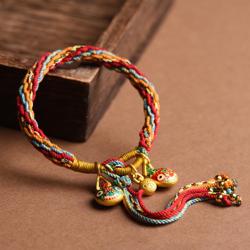 Buntes Seidenkordel Armband mit goldenem Verschluss und Glücksbringern.