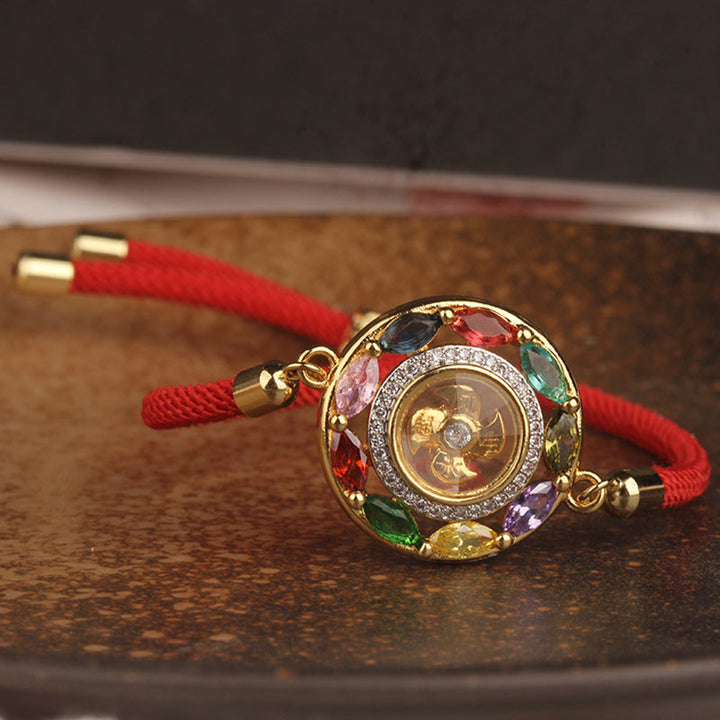 Armband Kupfer mit Glück & Wohlstand Motiv, farbige Steine, rotes Textilband.