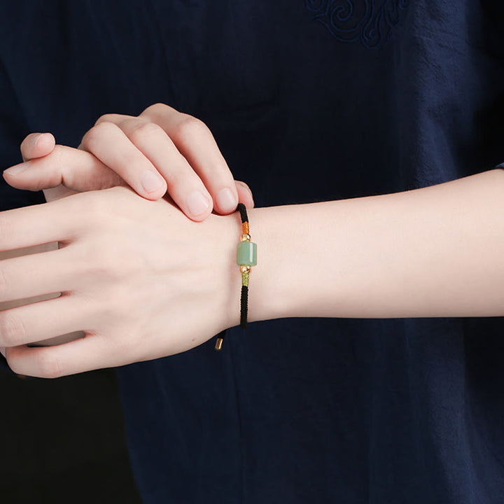 Mala Grüner Aventurin Malachit Armband mit grünem Stein am Handgelenk getragen