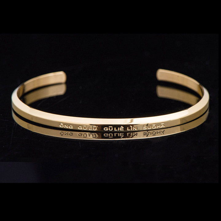 Goldenes Armband – Schutz & Segen mit graviertem Text elegant.