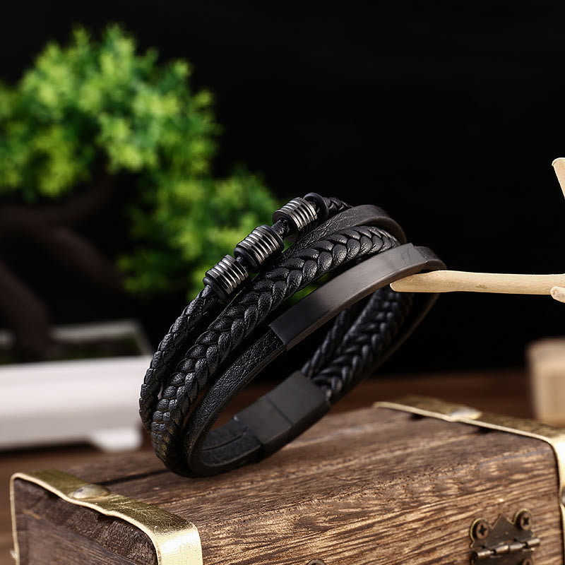 Schwarzes Lederarmband magnetisch mit Stahlverschluss elegant präsentiert