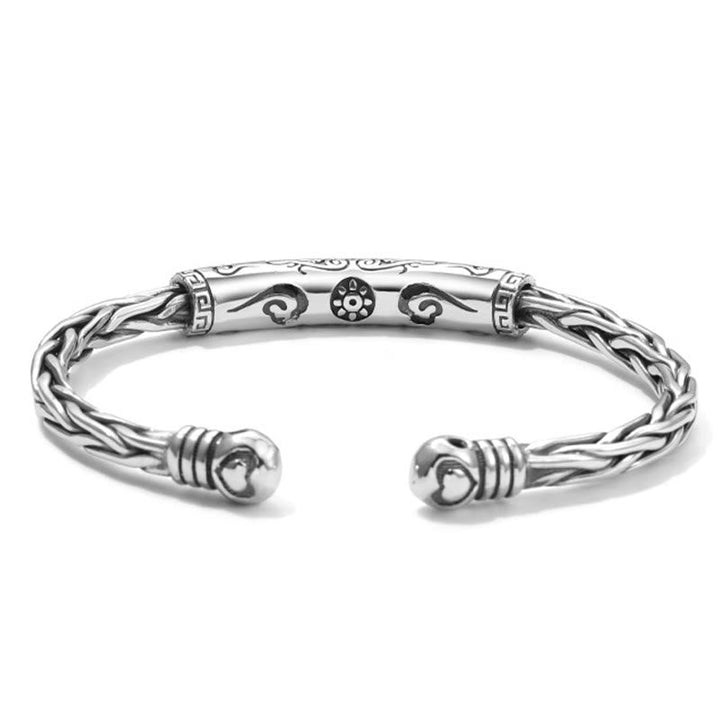 Silbernes Armband Om Mani Padme Hum – Fokus gedrehtes Design getragen