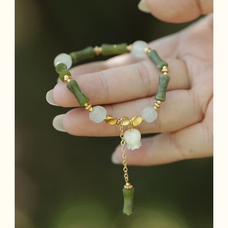 Armband Jade Bambus – Wohlstand mit grünen Steinen und weißen Perlen.