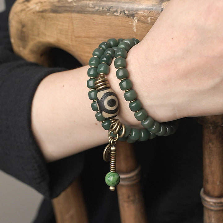 Grünes Bodhi Armband mit Auge am Handgelenk getragen elegant