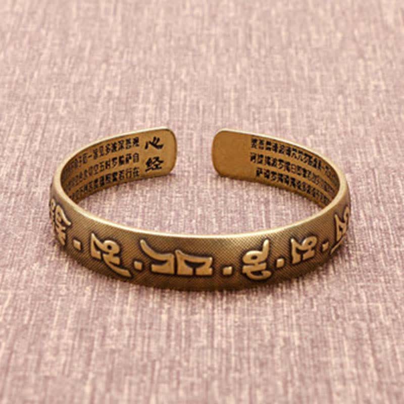 Armband Kupfer Om Mani Padme Hum mit Gravur auf Leinen Untergrund.