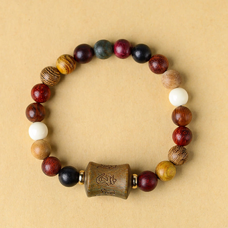 Armband Sandelholz Om Mani Padme Hum mit bunten Naturstein-Perlen.