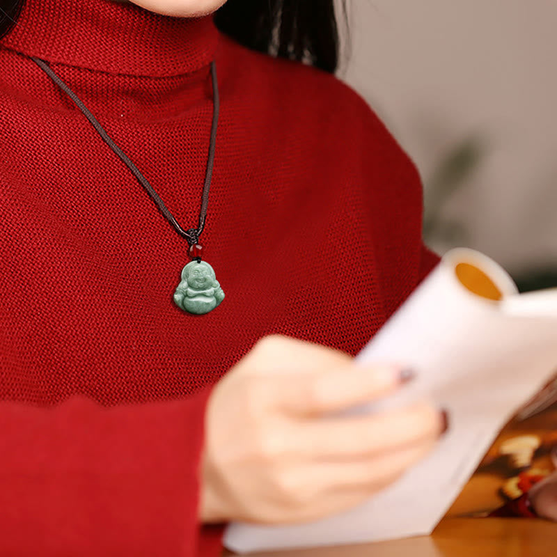 Kette Jade Lachender Buddha Natur getragen rote Pullover Anhänger