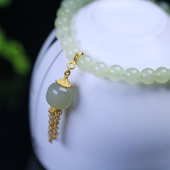 Jade Armband 925 Silber mit goldenem Quastenanhänger elegantes Design.