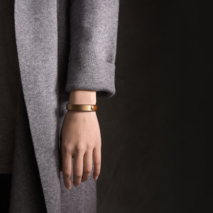 Kupfer Armband mit Stein am Handgelenk getragen elegantes Design