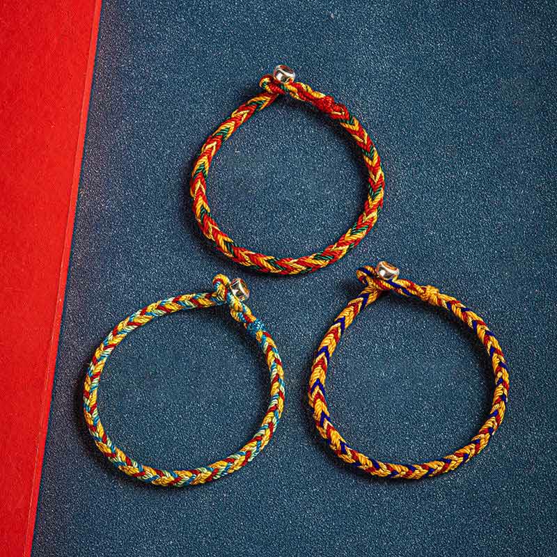 Drei mehrfarbige Armbänder Flachlage rotes Textil Schutz Glück Armband Mehrfarbig