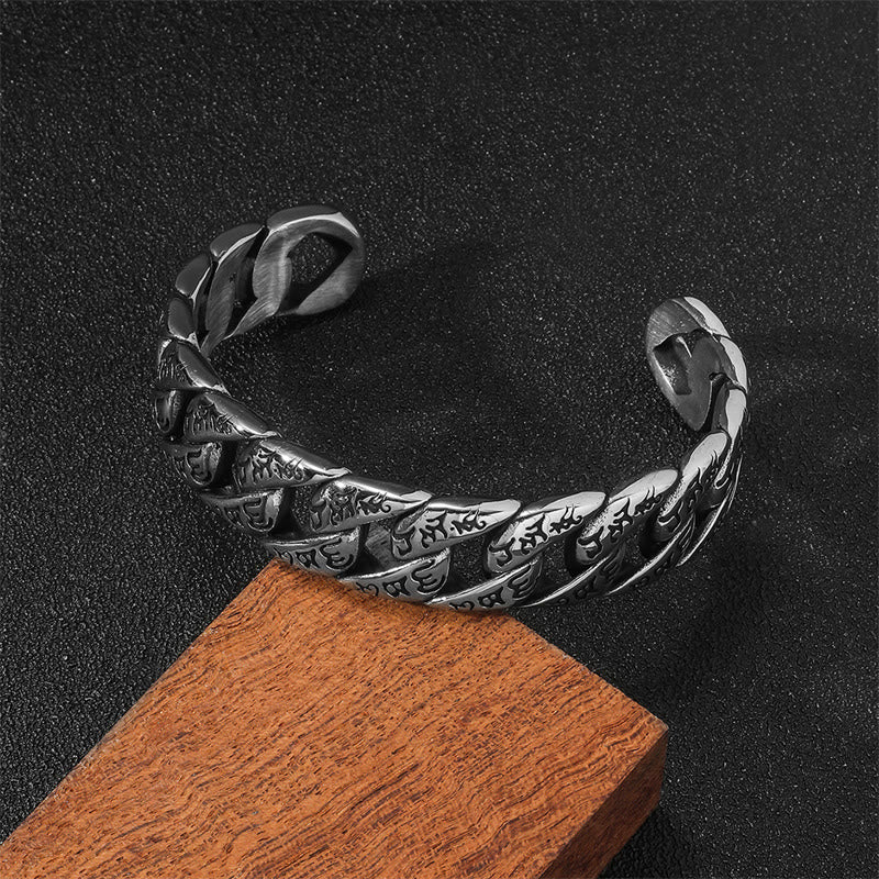 Silbernes Armband Om Mani Padme Hum auf Holzblock präsentiert.