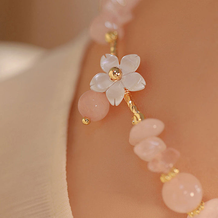 Armband Kristall – Liebe mit Rosenquarz Blüte am Handgelenk getragen