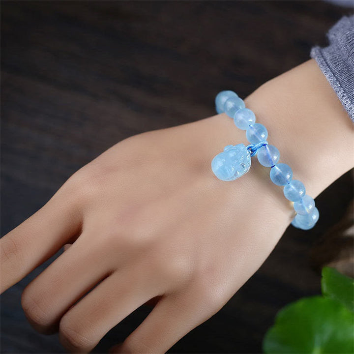 Armband Aquamarin Pixiu Heilung Frieden hellblau Perlen Charm Handgelenk getragen